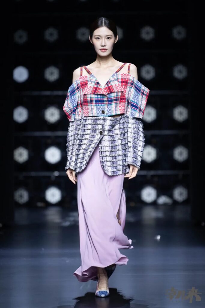 九野拾遗北京服装学院专场发布 传统纹样与现代设计融合-美派服饰网(图13) 九野拾遗北京服装学院专场发布 传统纹样与现代设计融合-美派服饰网(图13)