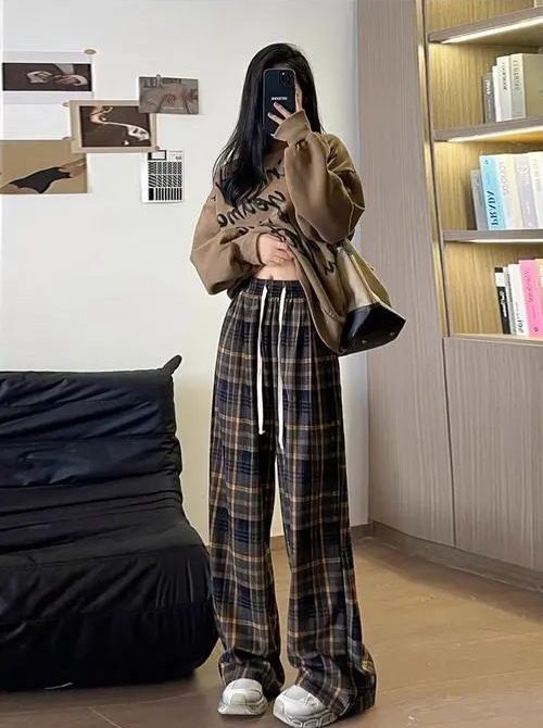 格子阔腿裤搭配技巧，轻松穿出时尚优雅气质-美派服饰网(图2)