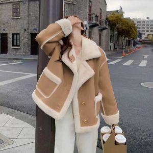 短款皮毛一体外套搭配技巧，打造时尚奢华温暖造型-美派服饰网