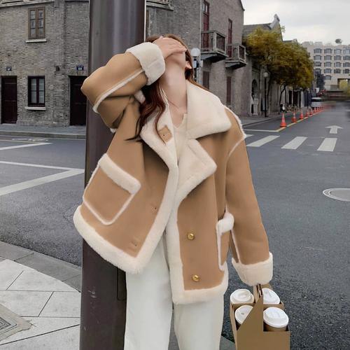 短款皮毛一体外套搭配技巧,打造时尚奢华温暖造型-美派服饰网(图2) 短款皮毛一体外套搭配技巧,打造时尚奢华温暖造型-美派服饰网(图2)