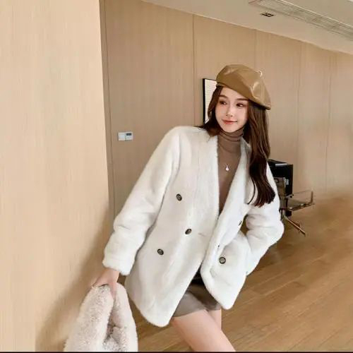 短款皮毛一体外套搭配技巧,打造时尚奢华温暖造型-美派服饰网(图1) 短款皮毛一体外套搭配技巧,打造时尚奢华温暖造型-美派服饰网(图1)