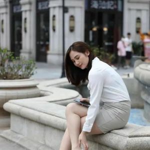 白衬衫配包臀裙穿搭指南，轻松展现优雅知性魅力-美派服饰网