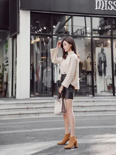 粗高跟短靴搭配指南：牛仔裤裙装穿搭技巧全解-美派服饰网(图1)