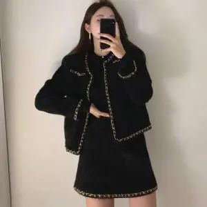 黑色裙子外套怎么搭？小香风单品打造优雅高贵造型-美派服饰网(图2)