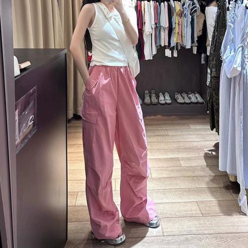 粉色裤子怎么搭？5种配色方案穿出甜美时尚感-美派服饰网(图2)