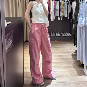 粉色裤子怎么搭？5种配色方案穿出甜美时尚感-美派服饰网