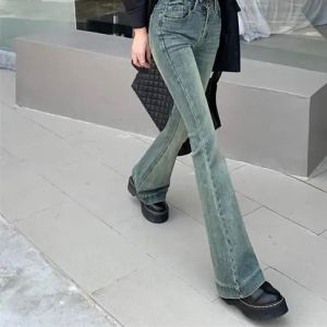 复古风牛仔裤怎么搭配上衣