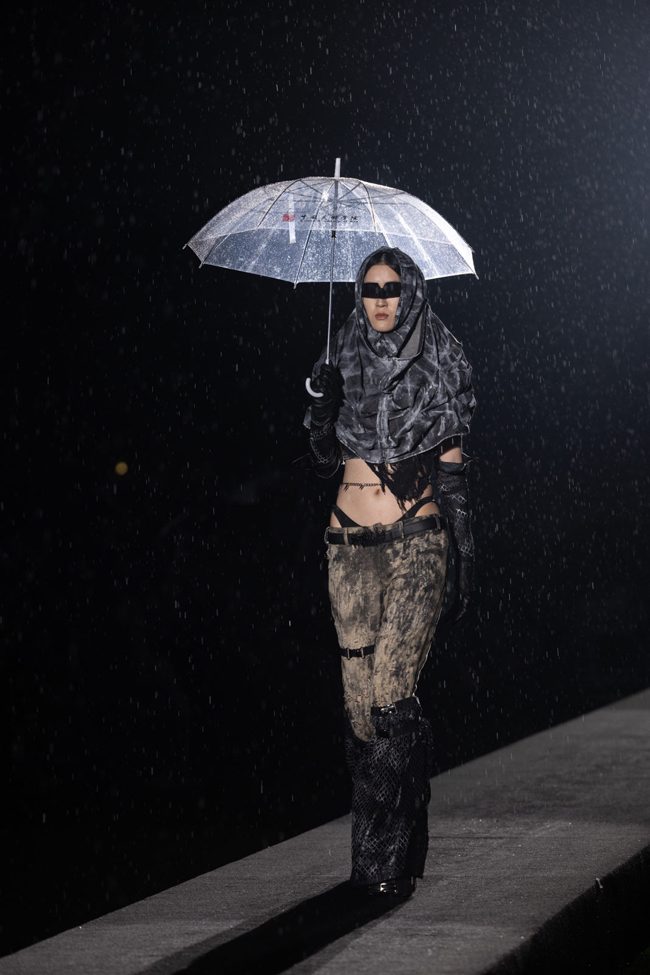 从“七十二变”到“分身有道”：国美时尚设计学院毕业展的东方哲思-美派服饰网(图10)