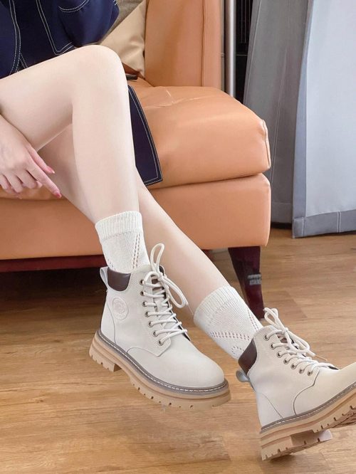 白色马丁靴怎么搭?5种时尚穿搭方案打造个性风格-美派服饰网(图3) 白色马丁靴怎么搭?5种时尚穿搭方案打造个性风格-美派服饰网(图3)