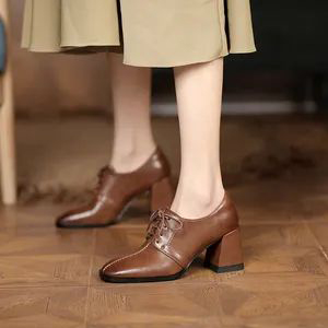 女士棕色皮鞋搭配指南:休闲职场甜美多种风格穿搭技巧-美派服饰网(图2) 女士棕色皮鞋搭配指南:休闲职场甜美多种风格穿搭技巧-美派服饰网(图2)