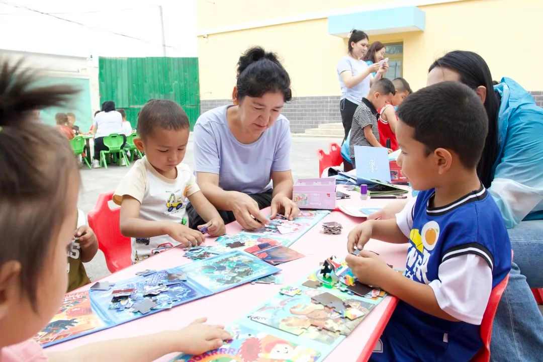 玩具行业爱心接力 千余名边疆儿童获赠玩教具物资-美派服饰网(图8) 图片