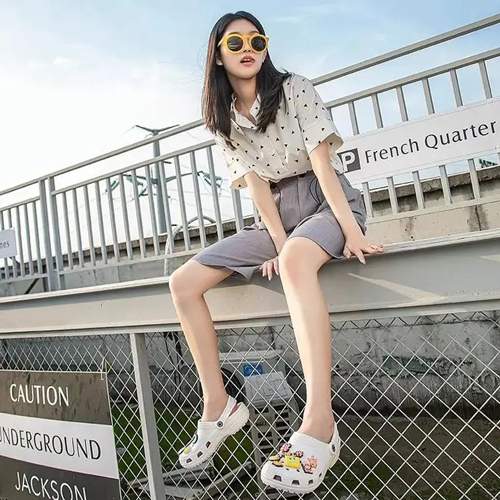 厚底洞洞鞋搭配指南:牛仔裤连衣裙穿搭技巧全解-美派服饰网(图2) 厚底洞洞鞋搭配指南:牛仔裤连衣裙穿搭技巧全解-美派服饰网(图2)