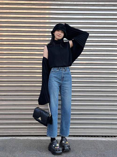 厚底洞洞鞋搭配指南:牛仔裤连衣裙穿搭技巧全解-美派服饰网(图1) 厚底洞洞鞋搭配指南:牛仔裤连衣裙穿搭技巧全解-美派服饰网(图1)