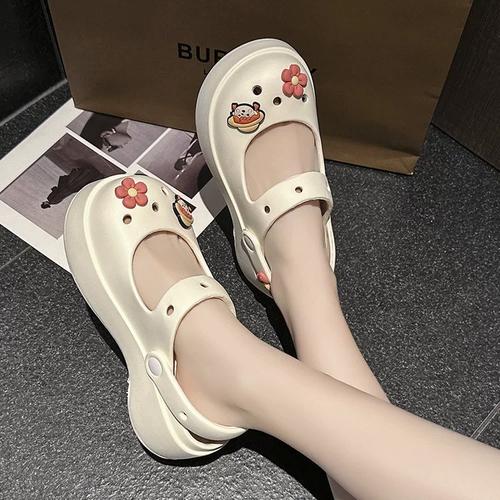 厚底洞洞鞋搭配指南:牛仔裤连衣裙穿搭技巧全解-美派服饰网(图3) 厚底洞洞鞋搭配指南:牛仔裤连衣裙穿搭技巧全解-美派服饰网(图3)