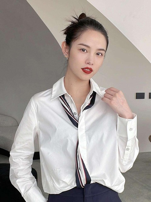 白衬衫配丝巾穿搭指南:经典优雅组合技巧-美派服饰网(图1) 白衬衫配丝巾穿搭指南:经典优雅组合技巧-美派服饰网(图1)