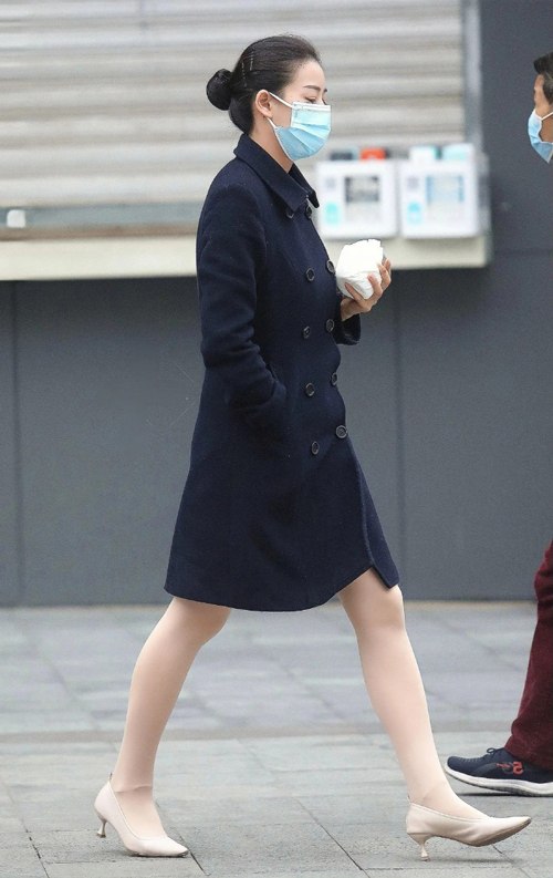 超薄肉丝袜搭配职业装指南:职场女性优雅穿搭技巧-美派服饰网(图3) 超薄肉丝袜搭配职业装指南:职场女性优雅穿搭技巧-美派服饰网(图3)