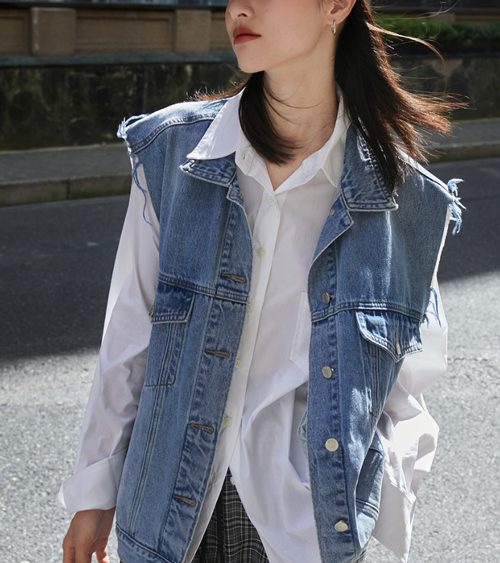 牛仔小马甲搭配指南：9种穿搭方式展现时尚风格-美派服饰网(图1)