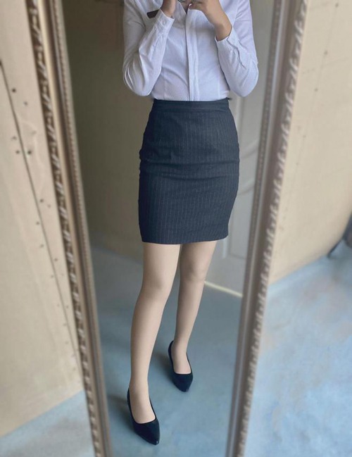 超薄肉丝袜搭配职业装指南:职场女性优雅穿搭技巧-美派服饰网(图1) 超薄肉丝袜搭配职业装指南:职场女性优雅穿搭技巧-美派服饰网(图1)
