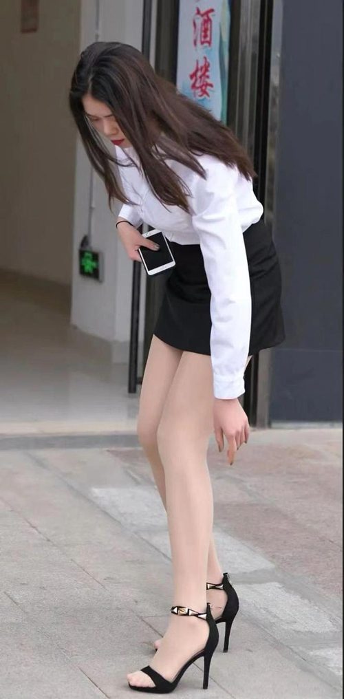超薄肉丝袜搭配职业装指南:职场女性优雅穿搭技巧-美派服饰网(图2) 超薄肉丝袜搭配职业装指南:职场女性优雅穿搭技巧-美派服饰网(图2)