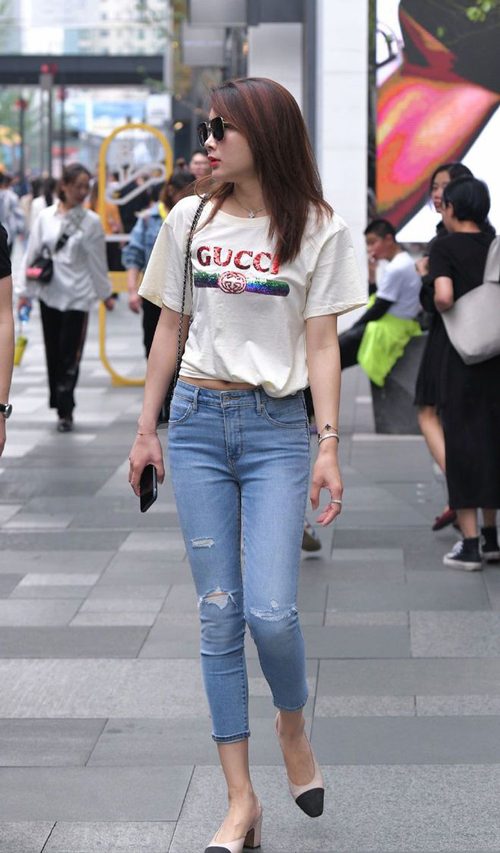 紧身牛仔裤配T恤穿搭指南,5种时尚组合打造完美造型-美派服饰网(图2) 紧身牛仔裤配T恤穿搭指南,5种时尚组合打造完美造型-美派服饰网(图2)