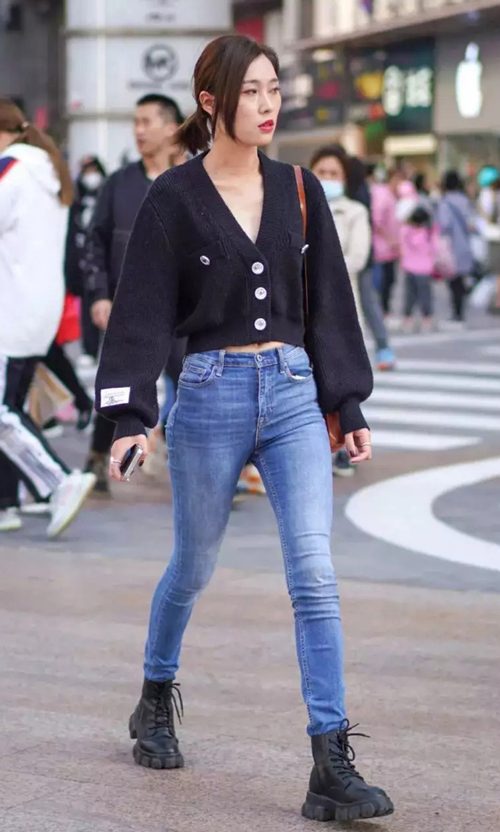 紧身牛仔裤配T恤穿搭指南,5种时尚组合打造完美造型-美派服饰网(图3) 紧身牛仔裤配T恤穿搭指南,5种时尚组合打造完美造型-美派服饰网(图3)