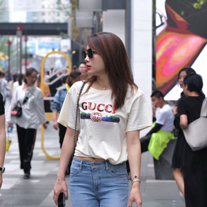 紧身牛仔裤配T恤穿搭指南，5种时尚组合打造完美造型-美派服饰