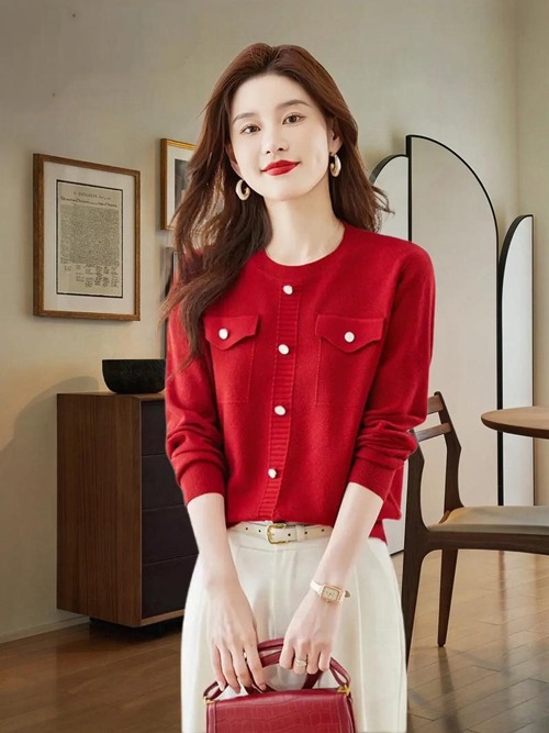 大红色针织衫搭配指南:牛仔裤黑色裤装时尚穿搭技巧-美派服饰网(图2) 大红色针织衫搭配指南:牛仔裤黑色裤装时尚穿搭技巧-美派服饰网(图2)