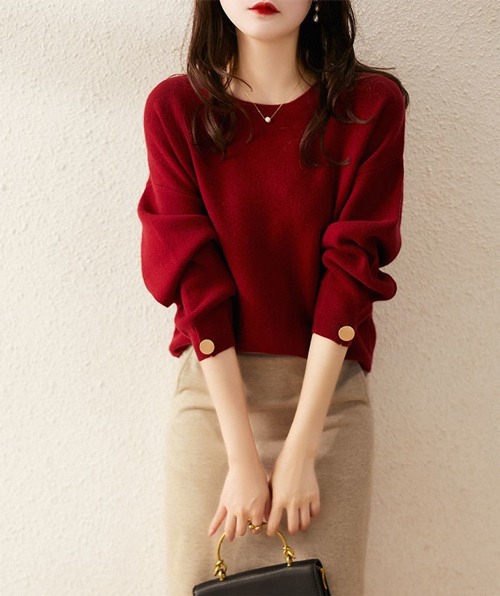 大红色针织衫搭配指南:牛仔裤黑色裤装时尚穿搭技巧-美派服饰网(图3) 大红色针织衫搭配指南:牛仔裤黑色裤装时尚穿搭技巧-美派服饰网(图3)