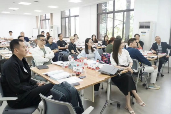 聚焦二次元商业打造,精英研修社课堂干货来了! 聚焦二次元商业打造,精英研修社课堂干货来了!