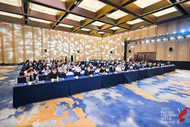 闪耀柯桥!2025十佳纺织面料设计师花落谁家?(图2) 闪耀柯桥!2025十佳纺织面料设计师花落谁家?(图2)