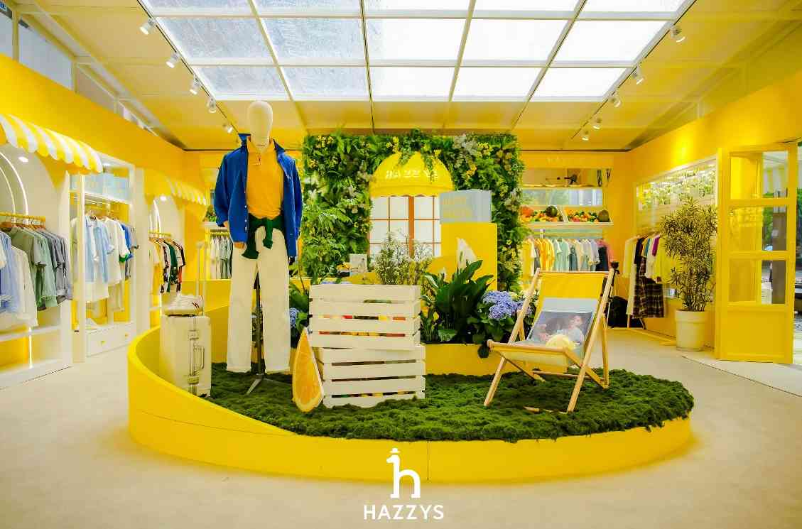 张晚意现身杭州不卷街区 解读松弛穿搭哲学-美派服饰网(图3)