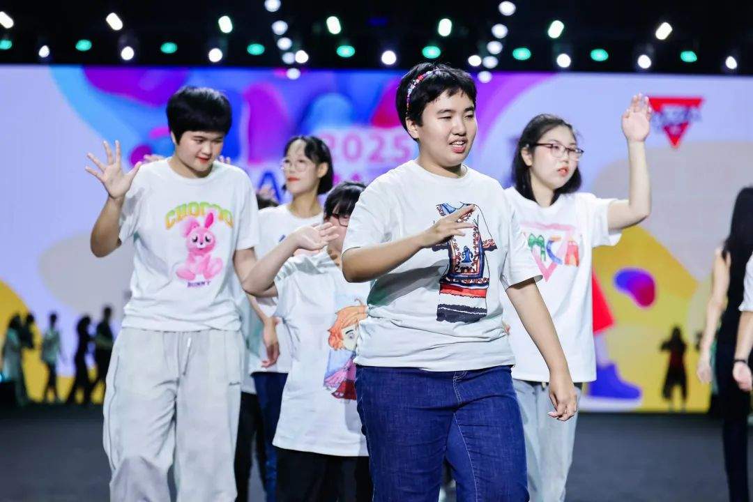 非遗服饰引领时尚秀 高中生为特殊儿童点亮自信之路-美派服饰网(图11) 图片