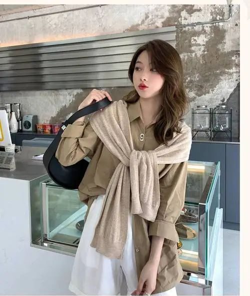 卡其色披肩多种搭配技巧 穿出优雅与个性-美派服饰网(图2)