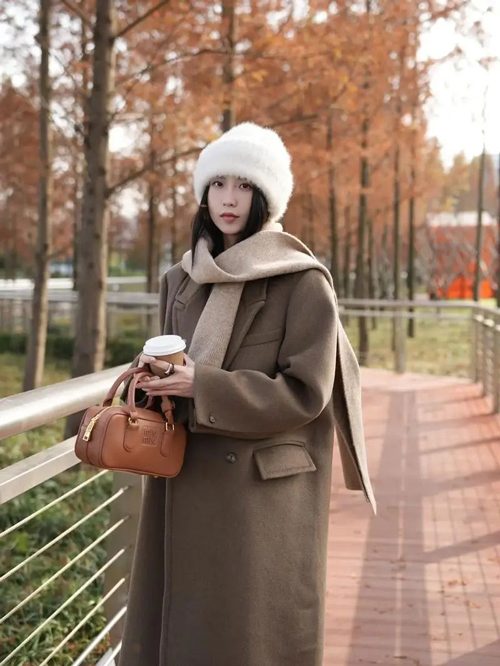 秋冬咖色风衣围巾搭配指南 多种风格任你选-美派服饰网(图2)