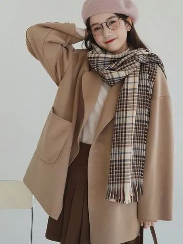 秋冬咖色风衣围巾搭配指南 多种风格任你选-美派服饰网(图3)
