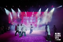 四喜财神:好运文化如何在广东时装周登场-美派服饰网(图2) 四喜财神:好运文化如何在广东时装周登场-美派服饰网(图2)