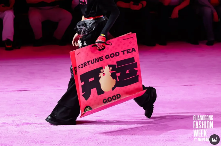 四喜财神:好运文化如何在广东时装周登场-美派服饰网(图5) 四喜财神:好运文化如何在广东时装周登场-美派服饰网(图5)