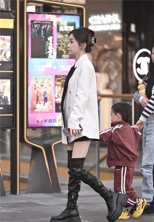过膝长靴多风格搭配技巧-美派服饰网(图1)