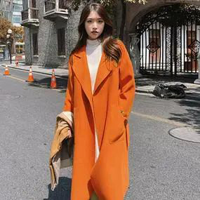 橙色大衣时尚搭配指南：经典与创意碰撞-美派服饰网(图1)