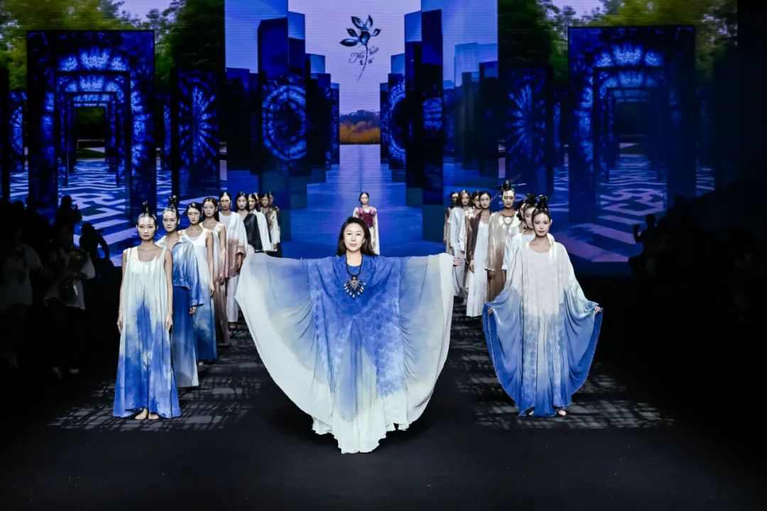 非遗时装国潮美学，如王家卫电影般惊艳-美派服饰网