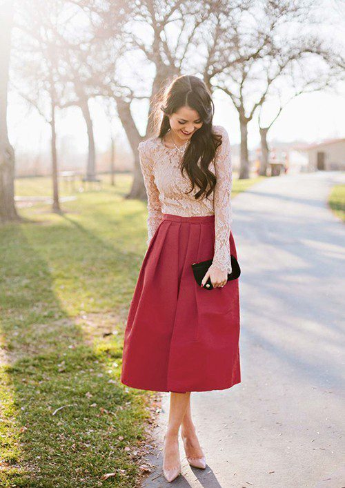 红色短裙搭配指南：上衣与配饰的协调选择-美派服饰网(图1)