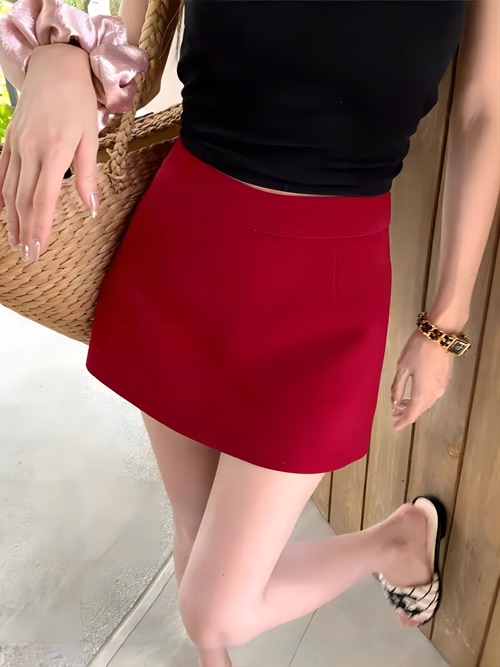 红色短裙搭配指南：上衣与配饰的协调选择-美派服饰网(图2)