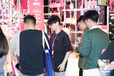 广州服装产业供需双百行动启动 全链协同助推全球竞争力提升-美派服饰网(图3) 广州服装产业供需双百行动启动 全链协同助推全球竞争力提升-美派服饰网(图3)