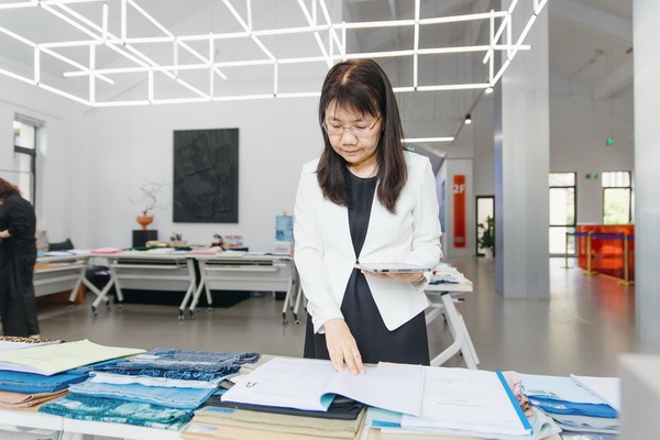 纺织面料设计人才成长与创新培养新动向-美派服饰网(图4) 挖掘创新人才,激发产业活力!“第十届(2025年)十佳纺织面料设计师及培养先进单位评选”评审会于柯桥举行