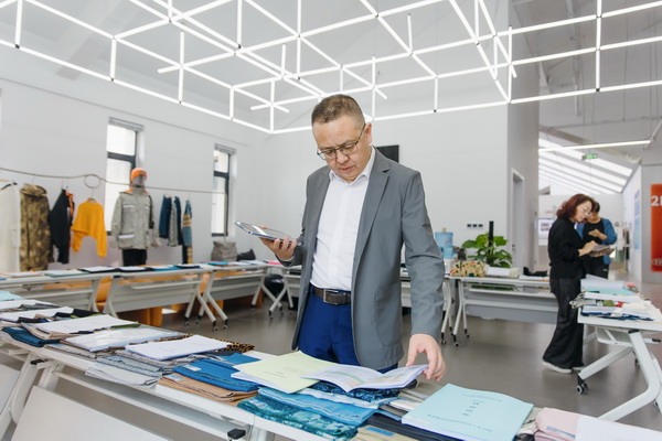 纺织面料设计人才成长与创新培养新动向-美派服饰网(图5) 挖掘创新人才,激发产业活力!“第十届(2025年)十佳纺织面料设计师及培养先进单位评选”评审会于柯桥举行