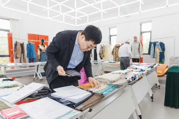 纺织面料设计人才成长与创新培养新动向-美派服饰网(图6) 挖掘创新人才,激发产业活力!“第十届(2025年)十佳纺织面料设计师及培养先进单位评选”评审会于柯桥举行