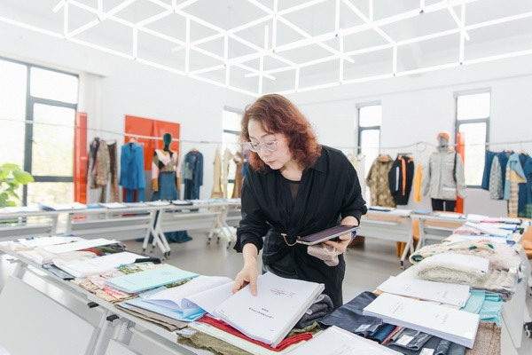 纺织面料设计人才成长与创新培养新动向-美派服饰网(图8) 挖掘创新人才,激发产业活力!“第十届(2025年)十佳纺织面料设计师及培养先进单位评选”评审会于柯桥举行