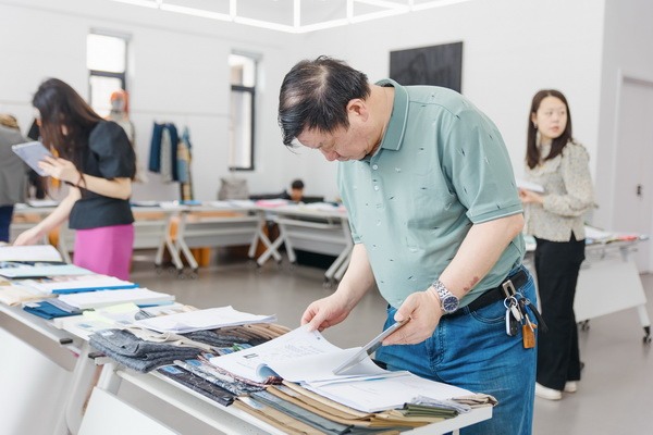 纺织面料设计人才成长与创新培养新动向-美派服饰网(图9) 挖掘创新人才,激发产业活力!“第十届(2025年)十佳纺织面料设计师及培养先进单位评选”评审会于柯桥举行