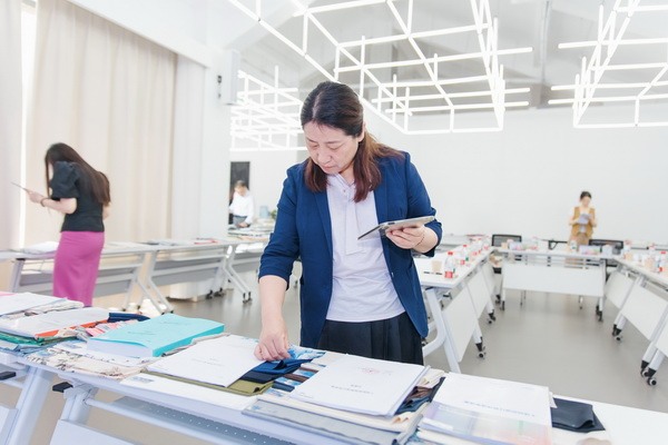 纺织面料设计人才成长与创新培养新动向-美派服饰网(图11) 挖掘创新人才,激发产业活力!“第十届(2025年)十佳纺织面料设计师及培养先进单位评选”评审会于柯桥举行