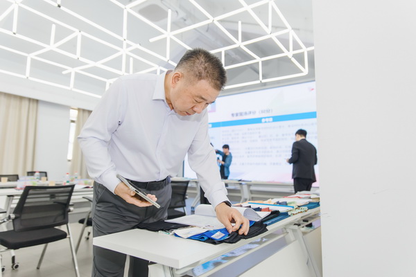 纺织面料设计人才成长与创新培养新动向-美派服饰网(图12) 挖掘创新人才,激发产业活力!“第十届(2025年)十佳纺织面料设计师及培养先进单位评选”评审会于柯桥举行